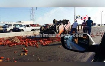 إنقلاب سيارة ربع نقل محملة بالطماطم 