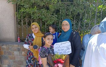 استقبال طالبان الثانوية العامة بالورود