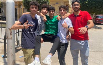امتحان الإنجليزى يرسم البهجة على وجوه طلاب الثانوية العامة ببورسعيد