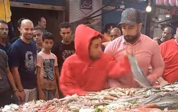 التيك توكر &quot;نويل روبنسون&quot; في سوق الأسماك ببورسعيد