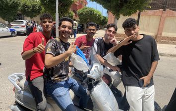 بالدرجات البخارية طلاب الثانوية العامة ببورسعيد يحتفلون رغم صعوبة الامتحانات