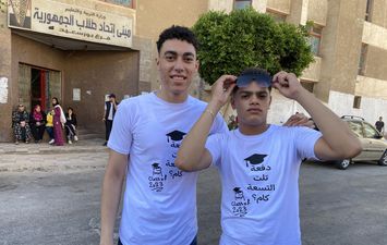 بتشتري &quot; دفعة تلت التسعة كام &quot; طلاب بورسعيد يحتفلون باخر ماراثون للثانوية العامة 