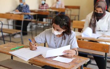 طلاب الدبلومات الفنيه 