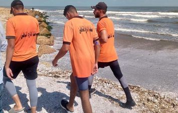 مركب صيد تعثر على جثة الطفل الثاني الغارق بشاطئ بورسعيد 