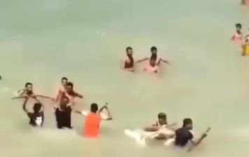 مشاجرة في مياه البحر بأحد شواطئ الإسكندرية