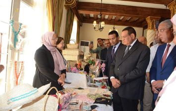 وزير التنمية المحلية ومحافظ الفيوم يتفقدان معرض منصة &quot; أيادي مصر &quot; 