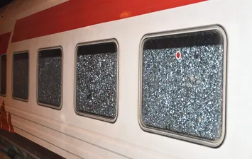 رشق عربات القطار الروسي بالحجارة
