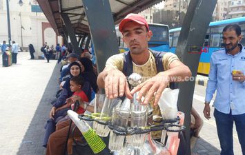 &laquo;غريب&raquo; أشهر بائع عصير بمحطة مصر بالإسكندرية