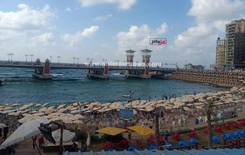 إقبال المصطافين على شواطئ الإسكندرية