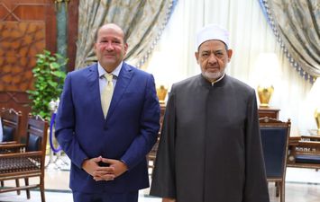 الإمام الأكبر يستقبل هشام بدر المشرف العام على جائزة مصر للتميز الحكومي