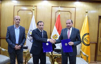 توقيع بروتوكول تعاون بين وحدة الليزر جامعة بنى سويف ووحدة أبحاث الليزر جامعة دجلة في العراق 