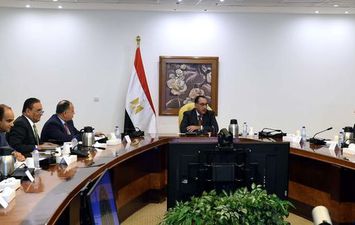 رئيس الوزراء يعقد اجتماعاً لمتابعة جهود تطوير شركة &quot;مصر للطيران&quot;