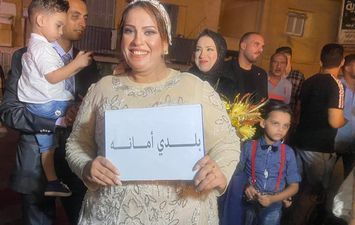 عروس تحمل لافتة &quot;بلدى أمانة&quot; رسائل حملة قومى المرأة ببورسعيد 