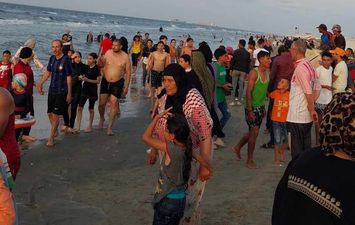 مصطافون ينقذون طفل من الغرق على شاطئ بورسعيد