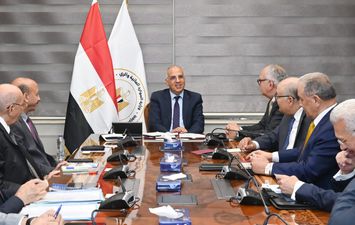 وزير الري يلتقى السفير محمد العرابى رئيس المجلس المصرى للشئون الخارجية 
