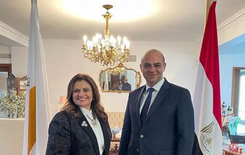 وزيرة الهجرة مع وزير العمل القبرصي 