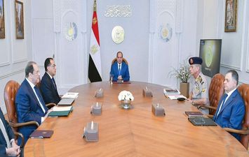 السيسي يجتمع مع وزراء الدفاع والداخلية ورئيس المخابرات العامة