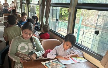 أطفال تمارس الأنشطة بالمكتبة المتنقلة