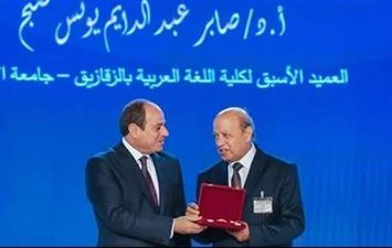 السيسي يكرم عميد كلية اللغة العربية الأسبق 