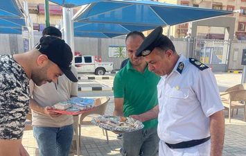 الشرطة توزع حلوى المولد النبوي على المواطنين بمرور بورسعيد