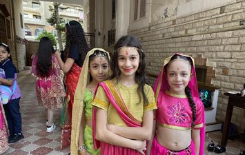 بالملابس الهندية طلاب سانت مارى يقدمون عروض فنية بطابور الصباح 