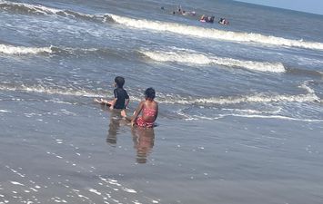 رغم ظاهرة &laquo;زَبَد البحر&raquo;.. المصطافون يستمتعون بالأجواء الصيفية بـشاطئ بورسعيد