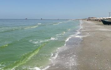 ظاهرة آمنة.. علوم بورسعيد تكشف أسباب اللون الأخضر بمياه شاطئ بورسعيد  