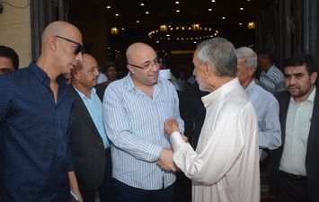 محافظ بنى سويف يلتقى بعض المواطنين عقب صلاة الجمعة بمسجد الرضا 