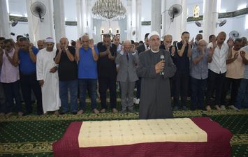 محافظ بورسعيد يتقدم صفوف المشيعين لجنازة شقيقة رئيس النادي المصري ببورسعيد 