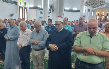محافظ بورسعيد يشارك المواطنين صلاة الغائب على شهداء  المغرب وليبيا عقب صلاة الجمعة 
