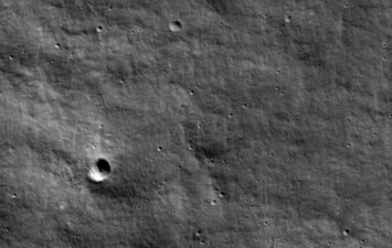 ناسا تكشف سر حفرة الـ 10 متر فوق سطح القمر