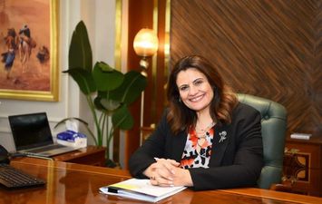 وزيرة الهجرة تهنئ المصرية چيهان الحسيني