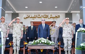 الرئيس السيسي أثناء متابعة اصطفاف تفتيش حرب الفرقة الرابعة المدرعة