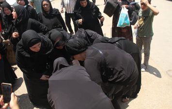 إغماء زوجة الفنان محمد بطاوي أثناء تشييع جنازته 