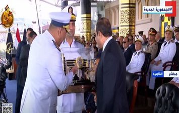 الرئيس السيسي يتسلم هدية تذكارية