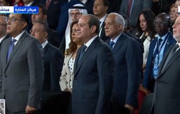 الرئيس السيسي يقف دقيقة حداد على شهداء غزة