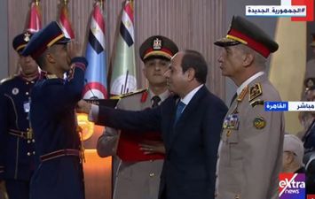 السيسي يقلد أوائل خريجي الكليات العسكرية نوط الواجب العسكري
