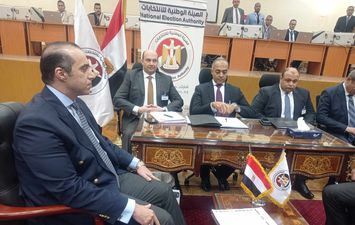 المرشح عبد الفتاح السيسي يتقدم بأوراق ترشحه