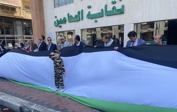 بأطول علم لفلسطين.. وقفة تضامنية للمحامين في بورسعيد مع الشعب الفلسطيني