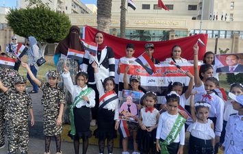 بالأعلام المصرية.. طلاب بورسعيد يحتفلون بذكرى انتصارات أكتوبر في ميدان الشهداء