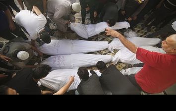 دفن عشرات الجثث المجهولة بمقابر جماعية في غزة