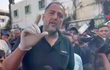 رجل فلسطيني يوزع حلوى بعد استشهاد جميع أفراد عائلته
