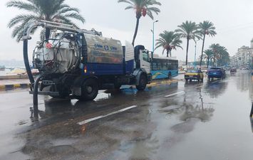 شفط مياه الأمطار بشوارع الإسكندرية