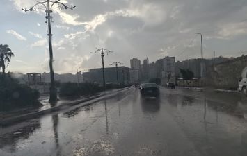 سقوط أمطار بالبحر الأحمر 