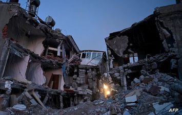 شاب فلسطيني يبحث عن أهله تحت الأنقاض