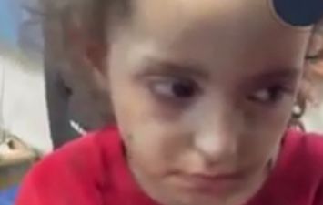طفلة فلسطينية تبكي عقب قصف منزلها ووفاة عائلتها بالكامل