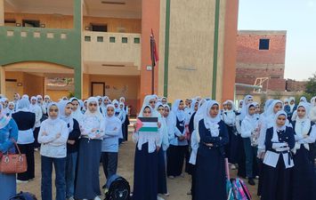 طلاب تعليم بنى سويف يقفون دقيقة حداد على شهداء غزة 