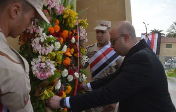  محافظ بنى سويف يضع إكليل الزهورعلى النصب التذكاري للشهداء 