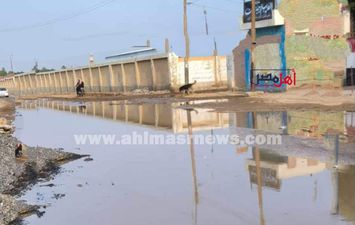 مدرسة العزب الابتدائيه تسبح في بركة مياة الصرف الصحي بالفيوم 