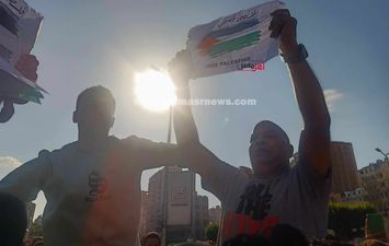 عادل شكل يقود مظاهرة تضامنية مع فلسطين بالإسكندرية